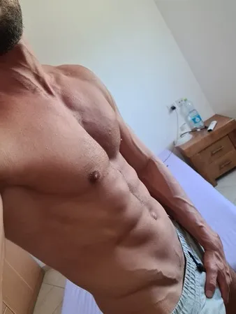 גבוה חתיך שרירי