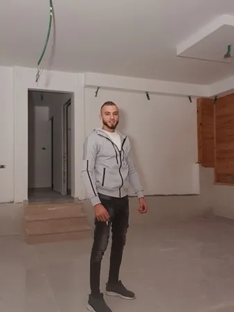 צעיר בלונדי😉