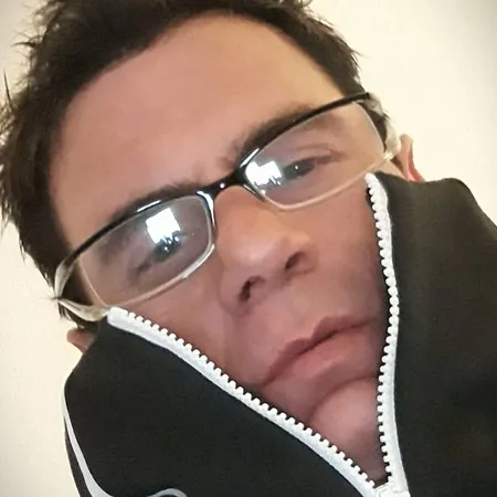 Q D