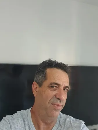 גבר  tan