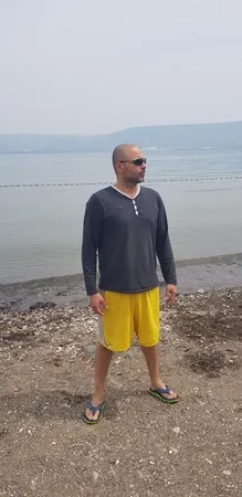 אריה חרמן ומפנק