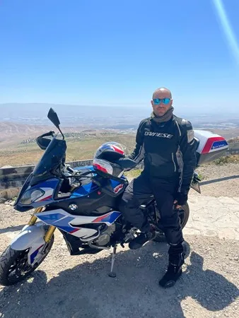 איכותי +-