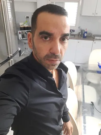 אבי  מ