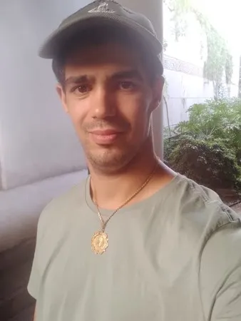 גבוה ונראה טוב