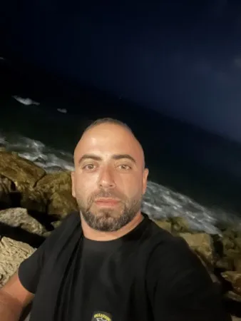 צעיר עם v כחול