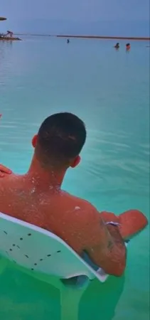 אדם עובד