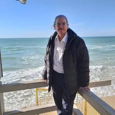 ימין מקרבת