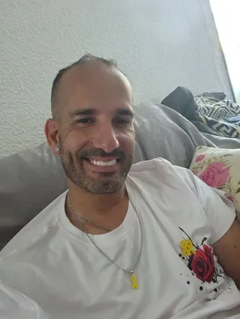 מפנק בנשיקות