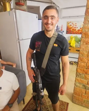 אביב איציק