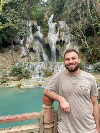 גגו נוטה לשמאל